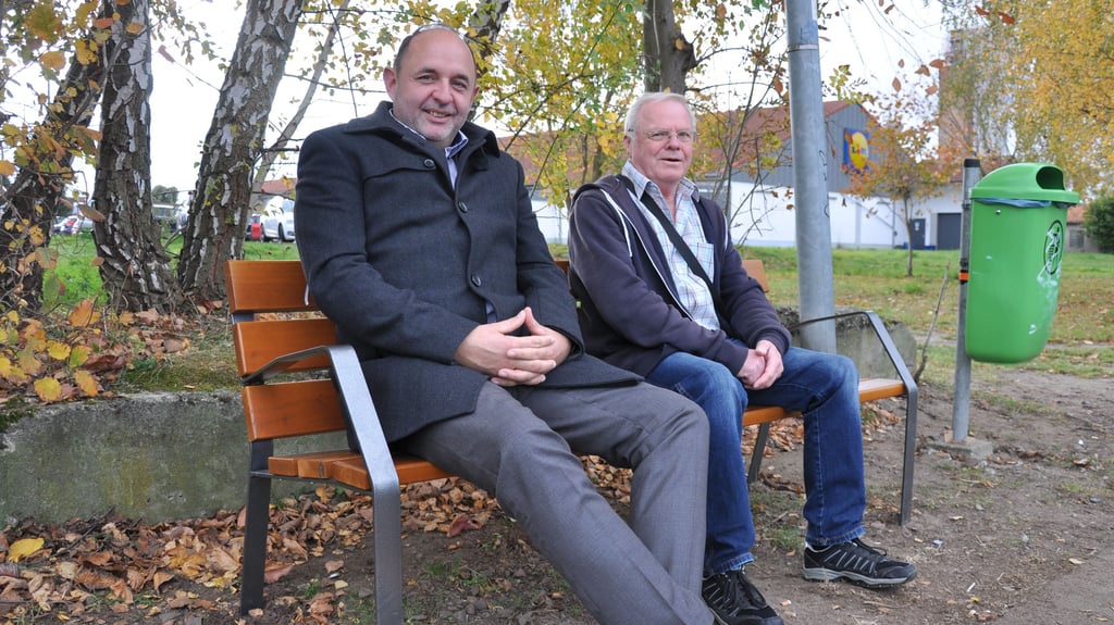 Am Anleger nahe des Lidl-Discounters in Genthinist einen neue Sitzbank aufgestellt worden. Der CDU-Abgeordnete Thomas Staudt (li.) mit dem Vorsitzenden der Genthiner Stadtsenioren Klaus-Dieter Bauer.