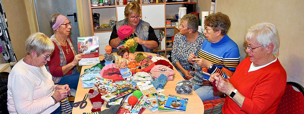 Der Tisch mit Spenden wird immer voller, die Frauen stricken fleißig.