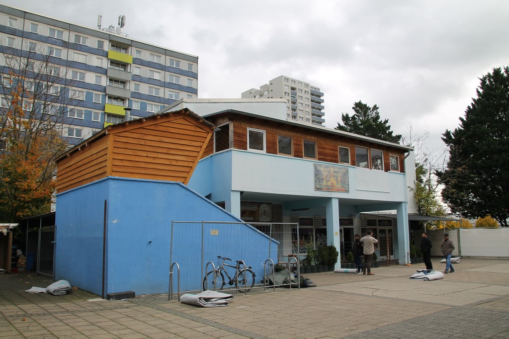 Das Islamische Kulturcenter in Halle-Neustadt: Vor dem Freitagsgebet lagen am Freitag zur Mittagszeit draußen schon Teppiche bereit.