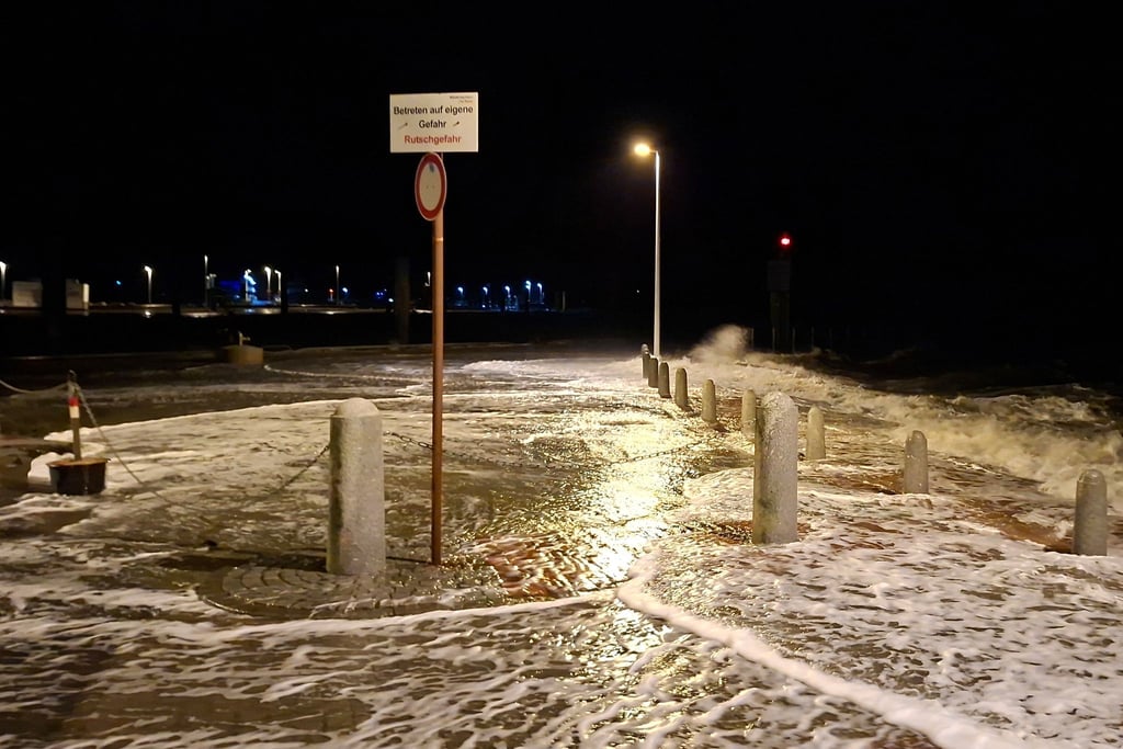 Wellen überspülten die Uferpromenade in Wilhelmshaven.