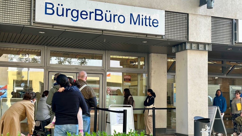 Vor dem Bürgerbüro Mitte an der Leiterstraße in Magdeburg bilden sich oft Warteschlangen.