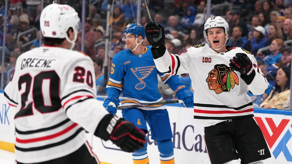 Lukas Reichel (r) erzielte vor wenigen Tagen erstmals zwei Tore in einem NHL-Spiel. (Archivbild)