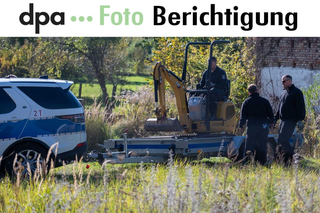 Polizisten untersuchen im Fall Rebecca mit einem Bagger ein Grundstück. (Archivbild)