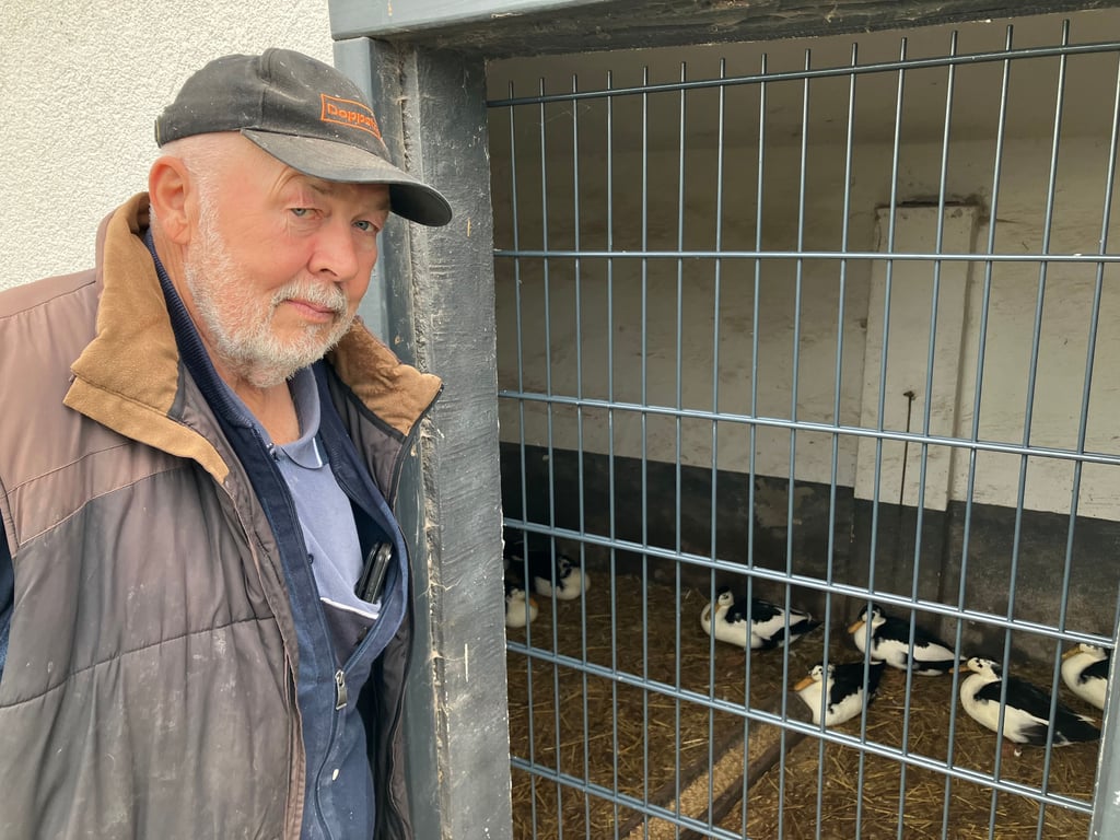 Gerald Wudi vor einem Käfig mit Enten