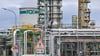 Deutsche Rosneft-Beteiligungen wie die PCK-Raffinerie dürften nach Einschätzung der Regierung nicht unter die Sanktionen fallen. (Archivbild)
