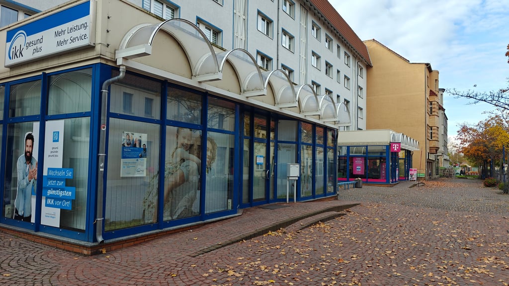 Die Rampen vor dem Geschäft der Telekom und der Krankenkasse IKK gesund plus in der Burgstraße wurden bei der Begehung kritisiert.