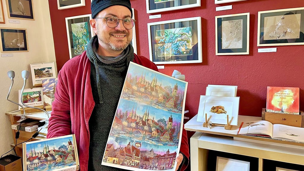 Papierkünstler Franz Gabriel Walther zeigt jene Druckbögen, aus denen seine Lichtobjekte werden, hier mit Merseburger wie mit Weißenfelser Ansichten, sowie sein Puzzle.