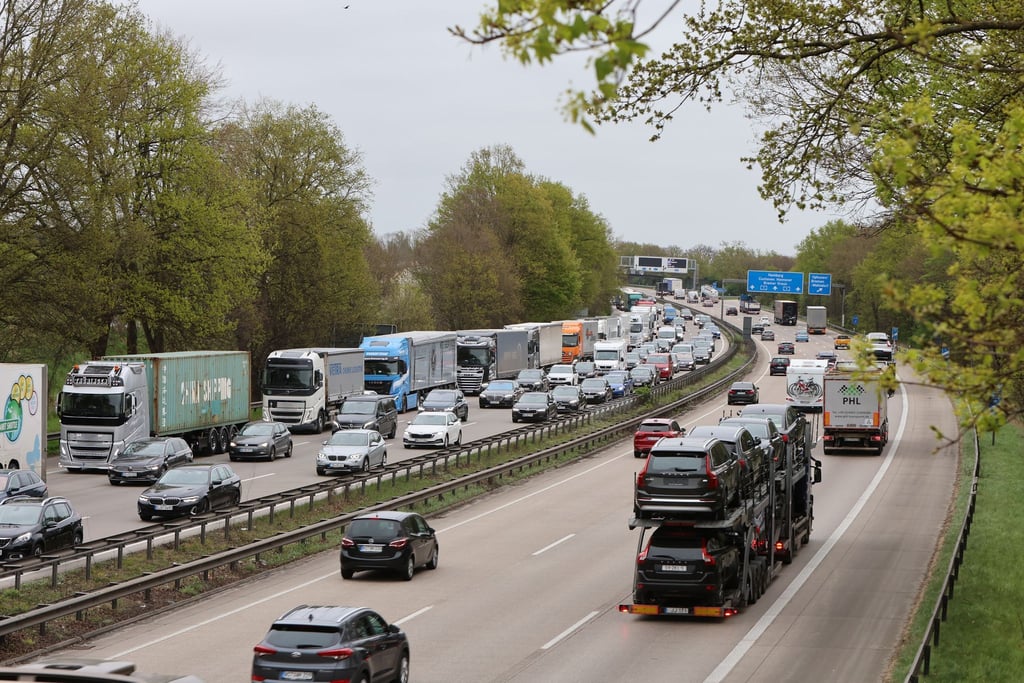 Auf der A1 bei Bremen staut es sich derzeit wegen eines Unfalls. (Archivbild)