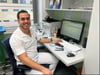 Während der Zeitumstellung im Dienst: Sergiu Stoica im Sprechzimmer der Handchirurgie im BG Klinikum Bergmannstrost.