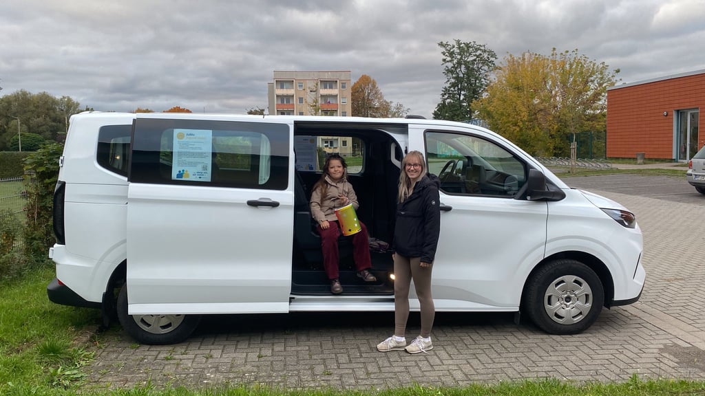 Laura Karbe fährt mit dem Jugendmobil ab sofort feste Punkte in Elbe-Parey an, um die Kinder und Jugendlichen zum Jugendhaus und wieder nach Hause zu bringen.