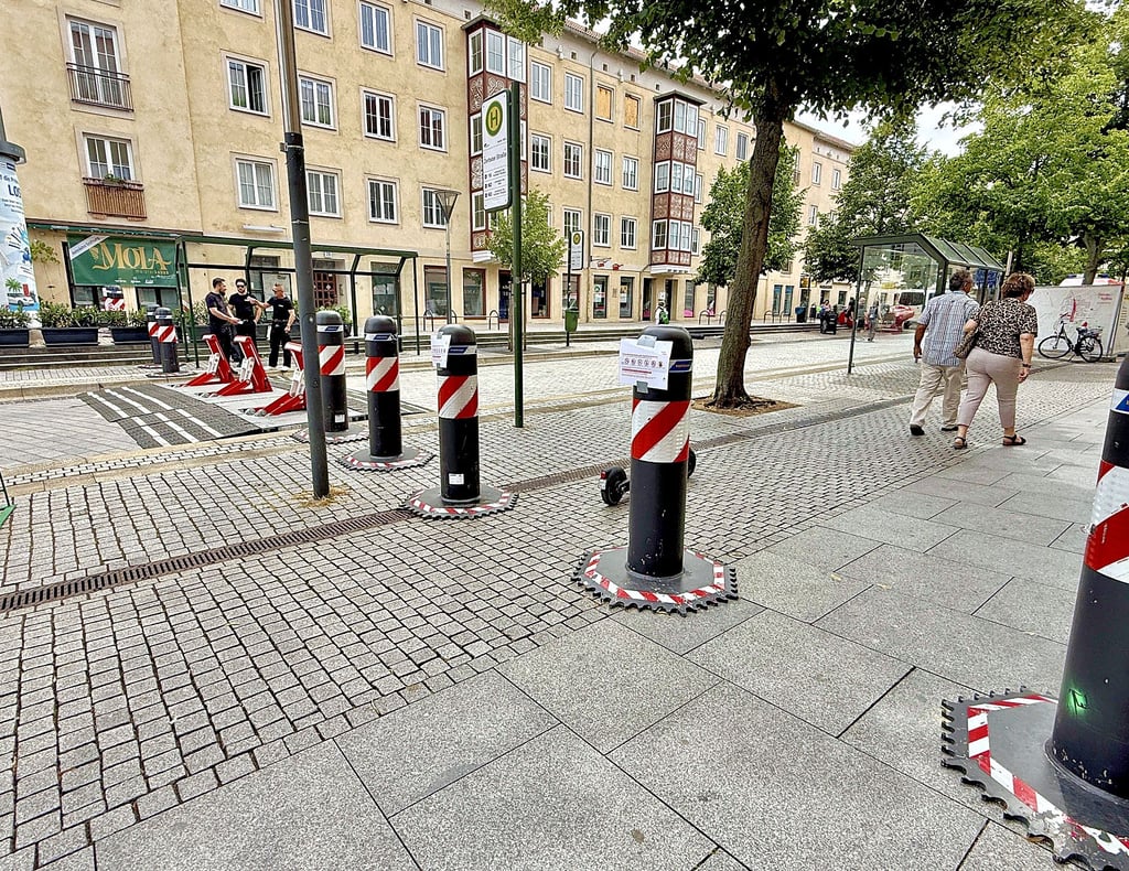 Während des Stadtfestes wurde die Zerbster Straße bereits mit gemieteten Pollern gesichert. Für eine dauerhafte Lösung hat die Stadt nun aber 38 Stück bestellt.