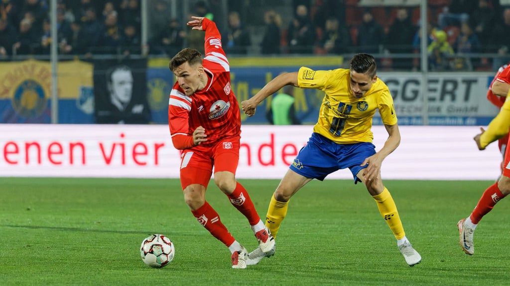 Niclas Stierlin und der HFC starteten stark in das Spitzenspiel gegen Lok. Am Ende jubelten aber wieder die Leipziger.
