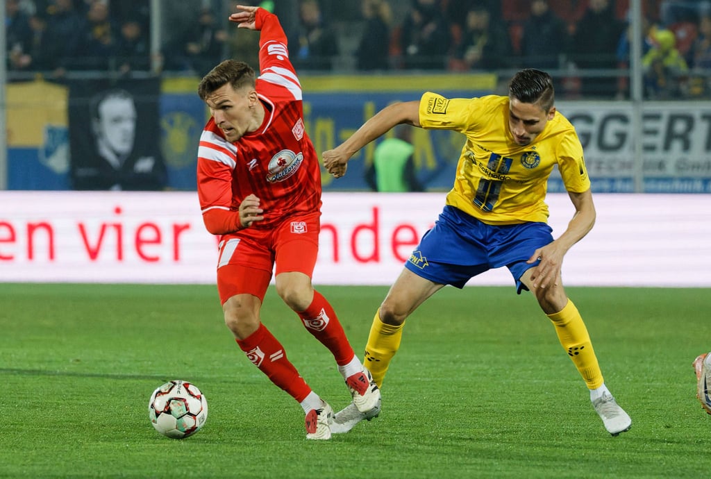 Niclas Stierlin und der HFC starteten stark in das Spitzenspiel gegen Lok. Am Ende jubelten aber wieder die Leipziger.