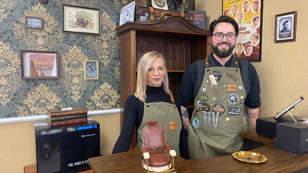 Daniel Jung und Franziska Mahler verpassen ihren Kunden in der „Alten Klinge“ in Magdeburg traditionelle Haarschnitte.