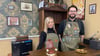 Daniel Jung und Franziska Mahler verpassen ihren Kunden in der „Alten Klinge“ in Magdeburg traditionelle Haarschnitte.
