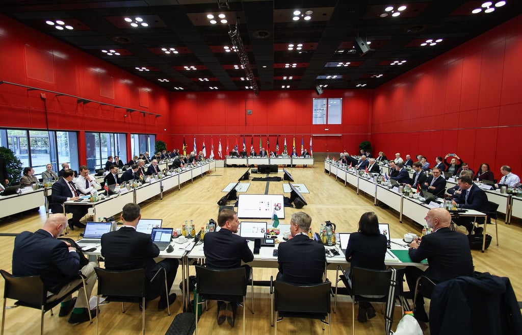 Die Ministerpräsidenten aller 16 Bundesländer haben sich für ein stärkeres Engagement des Bundes bei Investitionen in die Häfen ausgesprochen.