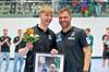 Julius Drachau (l.), hier bei seiner Verabschiedung von der U23 des SC Magdeburg mit Trainer Christoph Theuerkauf,  besitzt einen Zwei-Jahres-Vertrag beim Zweitbundesligisten Dessau-Roßlauer HV, ist aber derzeit verletzt. 