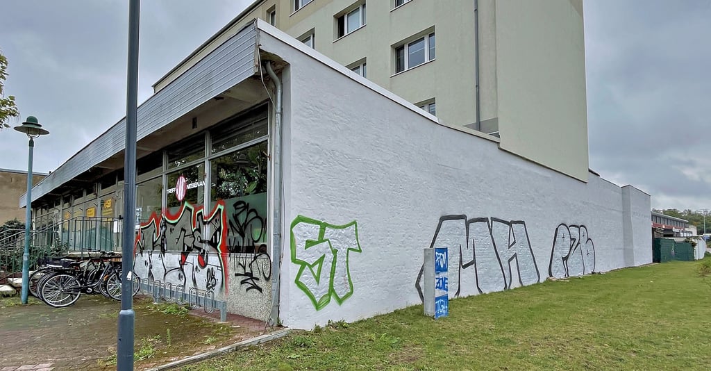 Illegale Schmierereien an der Wand am Bahnhof und dem Treffpunkt nebenan. Die lange Wand, auf die man in Tangerhütte beim Aussteigen aus dem Zug blickt, soll nun doch noch mit Kunst gestaltet werden. Ideen sind gern gesehen.