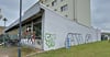 Illegale Schmierereien an der Wand am Bahnhof und dem Treffpunkt nebenan. Die lange Wand, auf die man in Tangerhütte beim Aussteigen aus dem Zug blickt, soll nun doch noch mit Kunst gestaltet werden. Ideen sind gern gesehen.