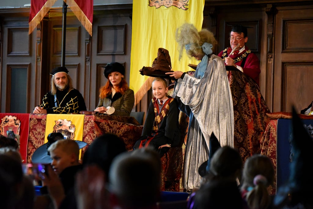 Der sprechende Hut hat die Kinder in ihre entsprechenden Häuser eingeteilt. Marla wurde dem Haus „Merseburg“ zugewiesen.