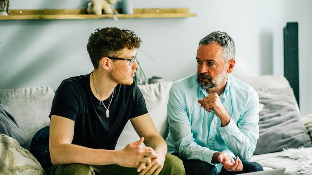 Ängste, Sorgen und Nöte ernst nehmen: Die aktuelle Wehrdienst-Debatte verunsichert viele Teenager - und wirft in Familien Fragen auf.