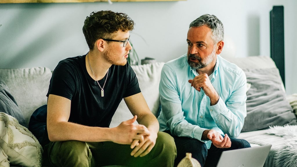 Ängste, Sorgen und Nöte ernst nehmen: Die aktuelle Wehrdienst-Debatte verunsichert viele Teenager - und wirft in Familien Fragen auf.