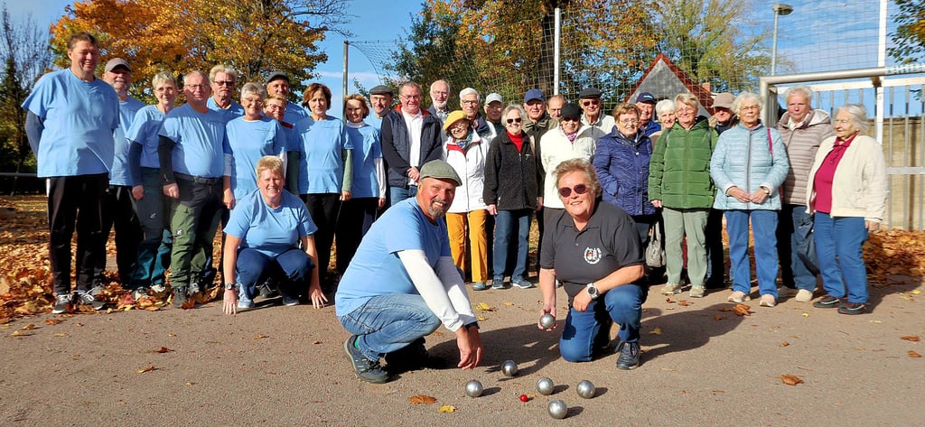 Gemeinsam spielten die zwei Vereine Boule und genossen den Nachmittag bei Kaffee und Kuchen, Uwe Geipel und Rita Fenske im Vordergrund erklären die Regeln.