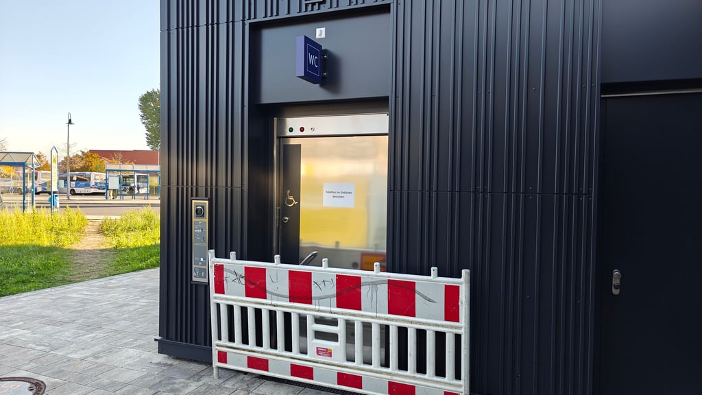 Die Toilette ist von außen noch nicht benutzbar. Damit gibt es nach 23 Uhr keine öffentliche Toilette am Bahnhof.