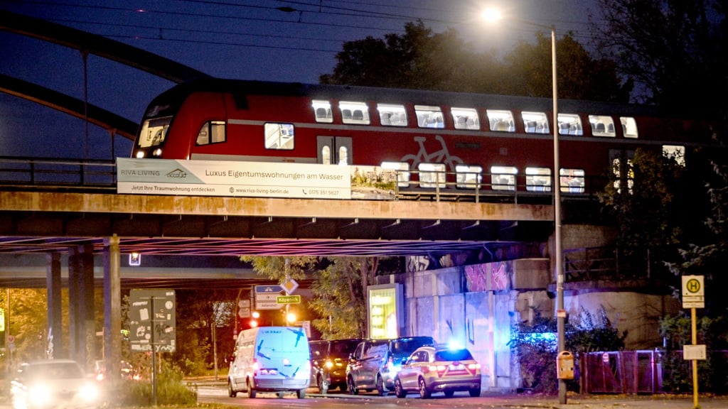 Rund 300 Fahrgäste mussten einen liegengebliebenen Regionalexpress verlassen.