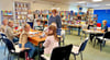 Elena Zeiser  (Mitte) arbeitet stundesnweise  in der Jessener Stadtbibliothek.  Diese ist mehr als nur ein Ort  für Bücher, bei der  Herbstbastelaktion können die  kleinsten Besucher ihrer Kreativität freienlauf lassen. 