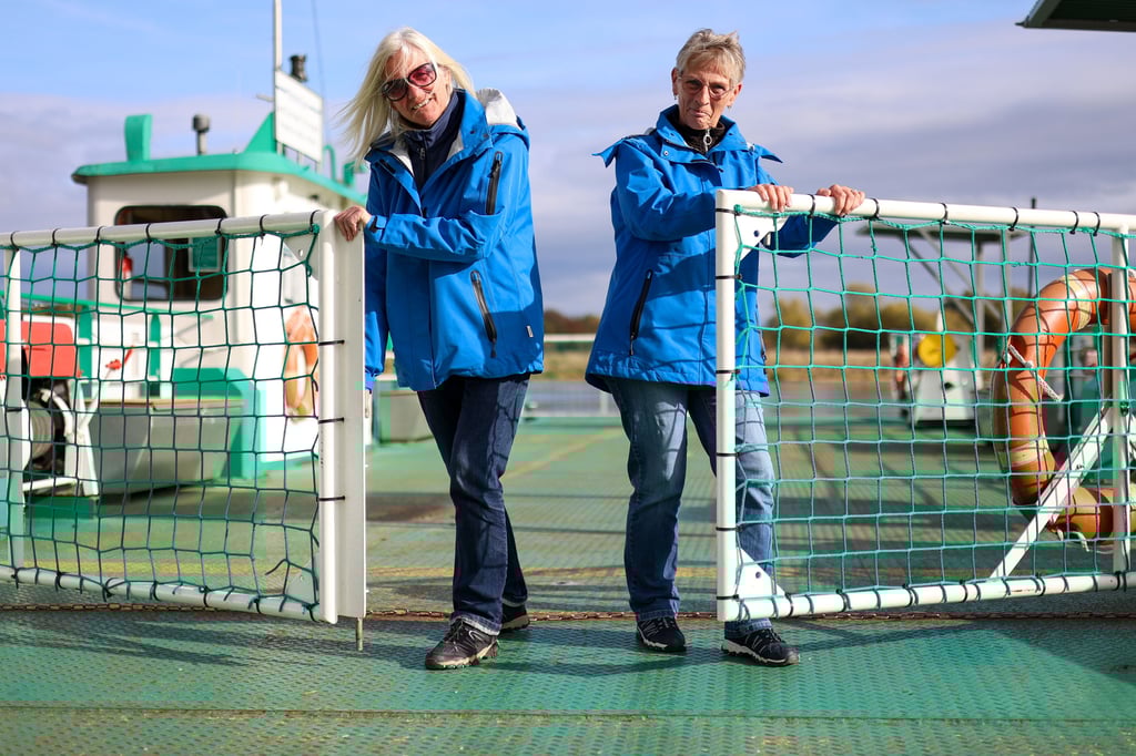 Britta Böhm (links) und Simone Heiling gehen in Rente. Die beiden Fährfrauen verlassen ihre Gierseilfähre Westerhüsen. Für Simone Heiling nach 40 Jahren auf der Elbe in Magdeburg.