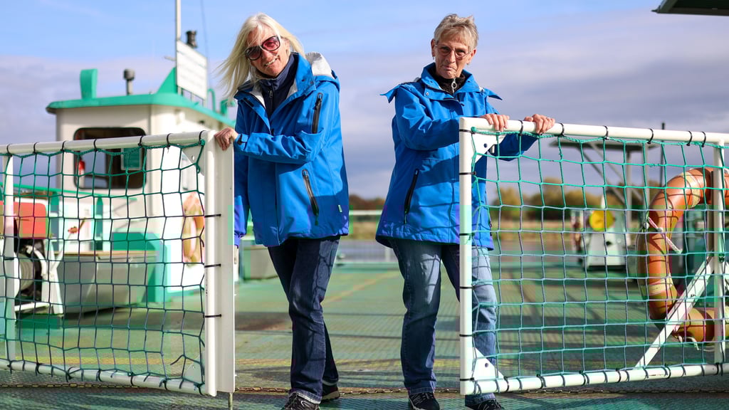 Britta Böhm (links) und Simone Heiling gehen in Rente. Die beiden Fährfrauen verlassen ihre Gierseilfähre Westerhüsen. Für Simone Heiling nach 40 Jahren auf der Elbe in Magdeburg.