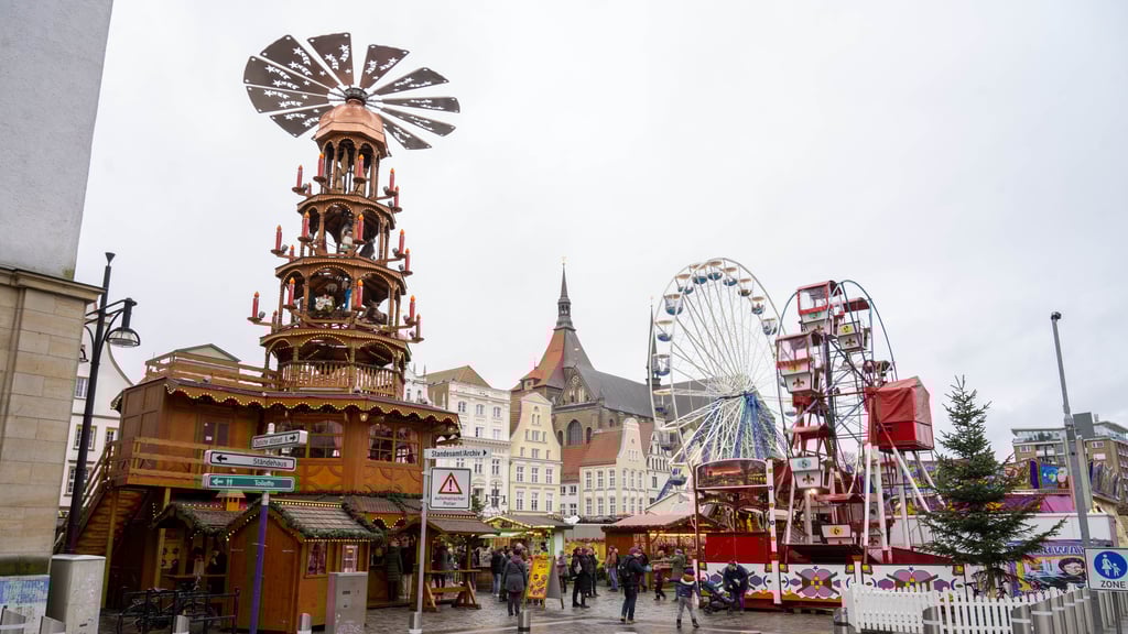 Um den Weihnachtsmarkt in der Innenstadt von Rostock stehen zahlreiche Poller. Auch Magdeburg rüstet beim Zufahrtsschutz auf.