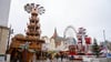 Um den Weihnachtsmarkt in der Innenstadt von Rostock stehen zahlreiche Poller. Auch Magdeburg rüstet beim Zufahrtsschutz auf.