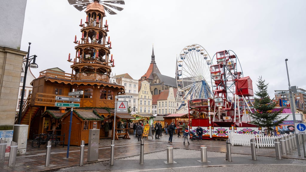 Um den Weihnachtsmarkt in der Innenstadt von Rostock stehen zahlreiche Poller. Auch Magdeburg rüstet beim Zufahrtsschutz auf.