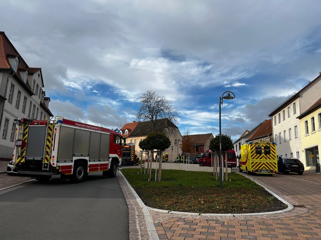 Nach der Beschädigung einer Gasleitung in Querfurt sind unter anderem Feuerwehr und Rettungsdienst im Einsatz.