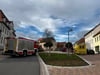 Nach der Beschädigung einer Gasleitung in Querfurt sind unter anderem Feuerwehr und Rettungsdienst im Einsatz.