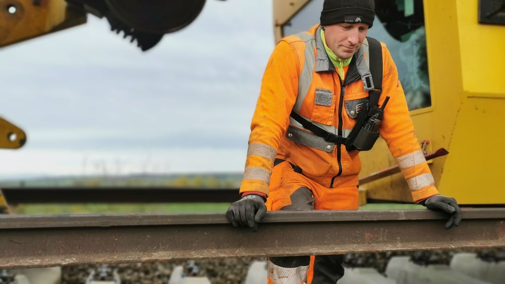 Ein 20-köpfiges Bauteam lässt auf der gesperrten Bahnstrecke zwischen Wernigerode und Halberstadt die Schienen schweben.
