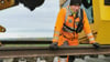 Ein 20-köpfiges Bauteam lässt auf der gesperrten Bahnstrecke zwischen Wernigerode und Halberstadt die Schienen schweben.