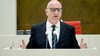 Brandenburgs Ministerpräsident Dietmar Woidke (SPD) will als SPD-Abgeordneter auch vor Ort ansprechbar bleiben (Archivbild).