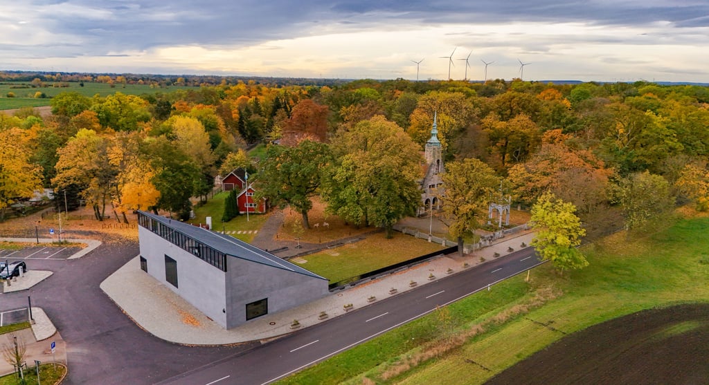 Das Museum "Lützen 1632" und die Gustav-Adolf-Gedenkstätte im herbstlichen Gewand aus der Vogelperspektive, Oktober 2025.