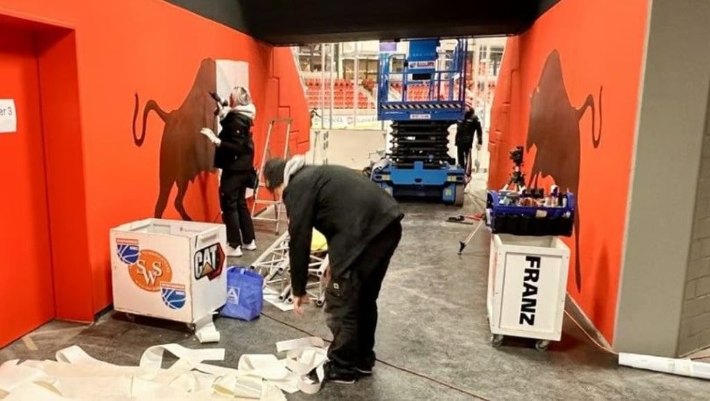 Im Spielergang von den Kabinen zum Eis wird noch an den Bullen als Wandbemalung gearbeitet.&nbsp;