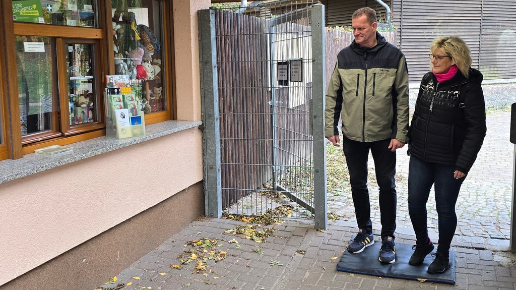 Bevor Carola und Uwe Rückwardt aus Bückeburg den Tiergarten Stendal besuchen können, müssen sie zum Schutz der Tiere vor der Vogelgrippe über eine Desinfektionsmatte laufen.