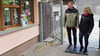 Bevor Carola und Uwe Rückwardt aus Bückeburg den Tiergarten Stendal besuchen können, müssen sie zum Schutz der Tiere vor der Vogelgrippe über eine Desinfektionsmatte laufen.