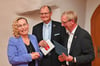 Bürgermeisterin Grit Matz (von links) und Ortsbürgermeister Tino Bauer ehren den Mediziner Dr. Ernst Schoof aus Wanzleben für sein Engagement.