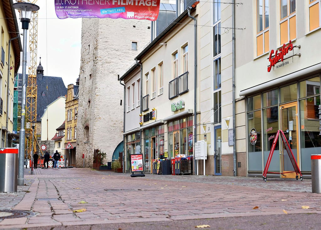Blick von der Bärteichpromenade in die Hallesche Straße in Richtung Marktplatz: Die Poller sind abgesenkt, die Durchfahrt ist frei.