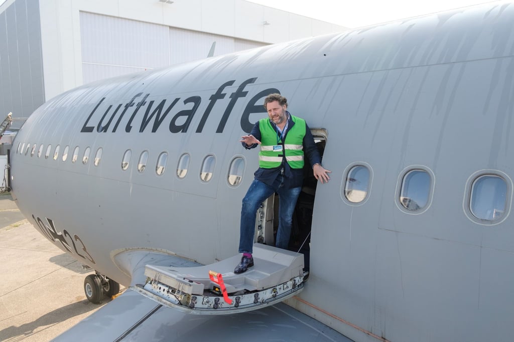 Fabrizio Sepe betrachtet die Tragflächen seines Airbus A310. Der Serengeti-Park will den Flieger zu einem Restaurant umrüsten.