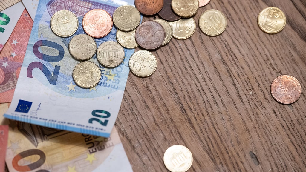 Hannes P Albert/dpa035Umcga9acV229HJe52Ud9ZV66Die ehrenamtlichen Räte in den Weißenfelser Ortschaften sind mit dem mehr als 500 Seiten umfassenden Entwurf für den Doppelhaushalt 2025/26 zum Teil überfordert. Diesen Eindruck hat in dieser Woche die Anhörung zum Haushalt in Reichardtswerben hinterlassen. Nachdem dem Paket zuvor in den Ortschaften Uichteritz, Leißling und Markwerben zugestimmt worden war, hat der Ortschaftsrat in Reichardtswerben den Doppelhaushalt abgelehnt. Von fünf Räten waren allerdings nur drei dabei. Zwei stimmten gegen den Entwurf, einer enthielt sich der Stimme. Die endgültige Entscheidung zum Haushalt trifft der Stadtrat voraussichtlich am 13. November.„Wir haben als Ortschaftsräte leider viel zu wenig Zeit und Sachverstand, um diesen Haushalt wirklich einschätzen zu können“, bedauerte Reichardtswerbens Ortsbürgermeister Karsten Uhle (parteilos) im Ortschaftsrat. Umso mehr, wenn die umfangreichen und komplexen Unterlagen erst acht bis zehn Tage vor der Sitzung zugestellt werden.Baustelle Dorfgemeinschaftshaus Die Debatte zum Haushaltsentwurf konzentrierte sich denn auch auf zwei Schwerpunktprojekte für Reichardtswerben. Da ist zum einen der Umbau des ehemaligen Gemeindeamtes in der Ernst-Thälmann-Straße. Wie Kathrin Heinrich, Abteilungsleiterin Finanzbuchhaltung bei der Stadt, im Ortschaftsrat informierte, sind für das künftige Dorfgemeinschaftshaus in diesem Jahr 200.000 Euro sowie im nächsten Jahr 50.000 Euro im Haushalt eingeplant. Nach Ansicht des Ortsbürgermeisters jedoch viel zu wenig, um das Bauvorhaben, das aufgrund der notwendigen Schwammsanierung nun noch teurer wird, wirklich voranzubringen. Auf Drängen Uhles versicherte Heinrich jedoch, dass jene 950.000 Euro, die in Vorjahren für das Dorfgemeinschaftshaus geplant waren und aufgrund des späteren Baubeginns nicht abgerufen wurden, aufgrund einer sogenannten Ermächtigungsübertragung weiterhin für das Projekt zur Verfügung stehen. „Das Geld ist nicht verloren“, bestätigte Heinrich.Zweiter Schwerpunkt ist für Reichardtswerben die Errichtung eines „Draußen-Orts“ für Jugendliche. Dafür stehen 50.000 Euro im Finanzplan der Kommune. Am Sportplatz der Ortschaft soll aus Lehm ein Treffpunkt für junge Leute entstehen, der allerdings nicht wie anfangs erhofft bereits vor diesem Winter fertig wird.Noch kein Radweg nach RoßbachKritisch sieht Karsten Uhle, dass es in Sachen Radwegebau im Raum Reichardtswerben nicht wirklich vorangeht. So hoffe man seit Jahren vergeblich auf einen Ausbau des Radweges zur Hasse nach Roßbach. Die Stadt bemühe sich um Fördermittel für den weiteren Ausbau von Radwegen, sagte Kathrin Heinrich. Allerdings gebe es viel mehr Anträge als Geld zur Verfügung steht. „Der Fördertopf ist völlig überzeichnet“, sagte sie. Weißenfels stellt bereits seit Februar erstmals überhaupt einen Doppelhaushalt auf. Im Entwurf für die Jahre 2025/26 klafft ein Defizit von rund 16 Millionen Euro, das noch mit Rücklagen von insgesamt rund 18 Millionen Euro aus vergangenen Haushaltsjahren ausgeglichen werden kann. Spätestens ab 2027 dürften die Geldsorgen der Kommune jedoch noch größer werden, wie Mathias Schicke, Fachbereichsleiter Finanzdienste, bei der Anhörung zum Haushalt in Markwerben andeutete. Bis 13. November werden alle Ortschaften zum Doppelhaushalt angehört, am kommenden Montag ist Großkorbetha dran.