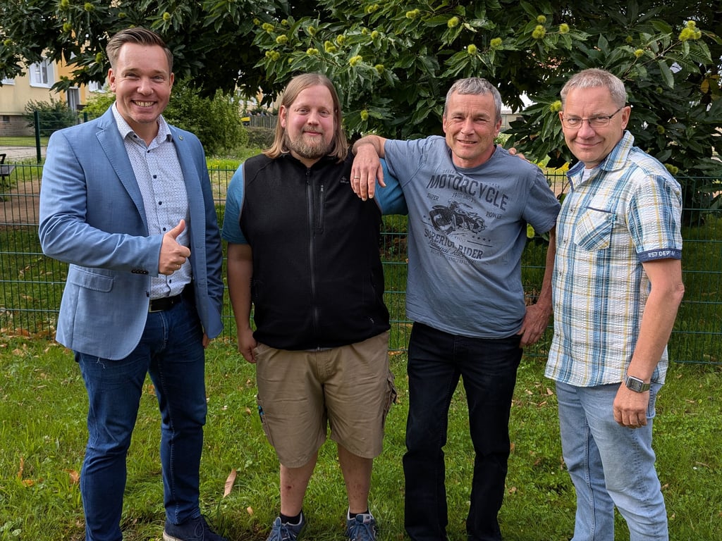 Bürgermeister Marc Blanck (l.) und Peter Lieske von der Stadtverwaltung (r.) freuen sich über das neue Team in der Jugendarbeit, René Hoffmann (2. v. l.) und Stephan Obermayr (2. v. r.)
