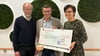 Ost-Bau-Geschäftsführer Lars-Uwe Wimmer (Mitte) überreicht den Scheck an Ulrich Paulsen und Ramona Höppner-Nitsche vom Stendaler Hospiz.